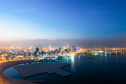 Hoora Bahrain by Night: Neon Streets, Shawarma, and Live Music