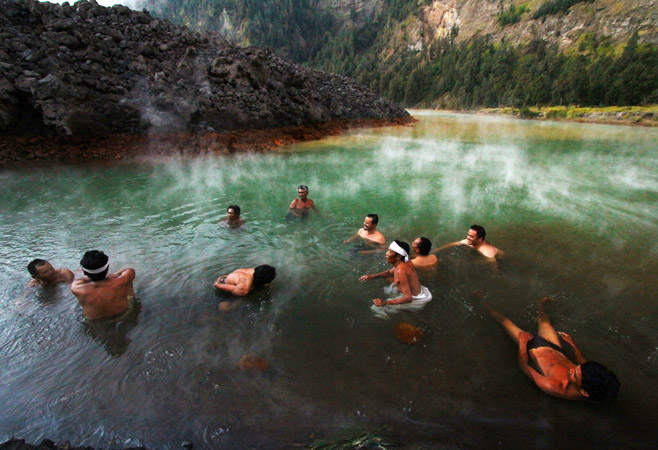 Hot spring bathing in the Rinjani Caldera, Lake Segara