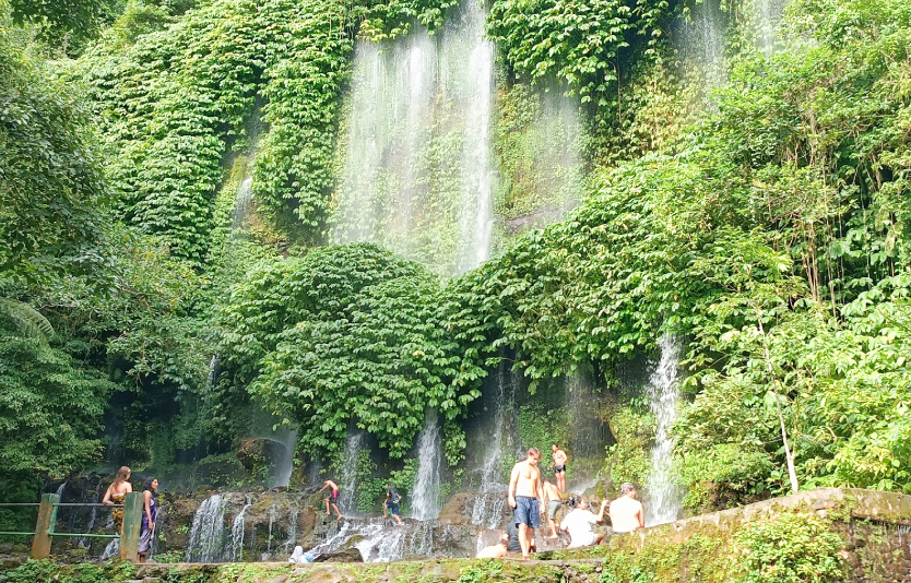 Lombok, Indonesia: Several tourists who were soaking and enjoying