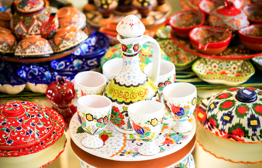 Uzbek colorful dishes, bright souvenirs, Rishtan ceramics Uzbek colorful dishes, bright souvenirs, Rishtan ceramics