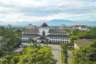 Bandung Art Deco Walk: Braga Street Facades and Heritage Cafes