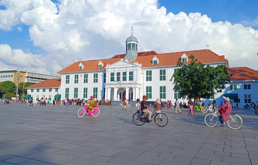 Cycling through Kota Tua