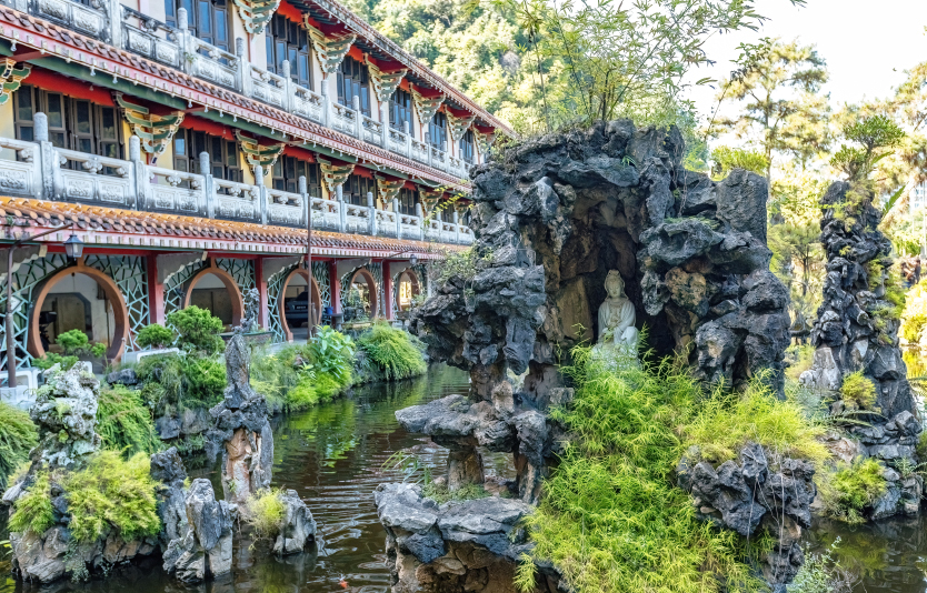 Sam Poh Tong has a beautiful landscape and numerous little Buddha shrines Sam Poh Tong has a beautiful landscape and numerous little Buddha shrines