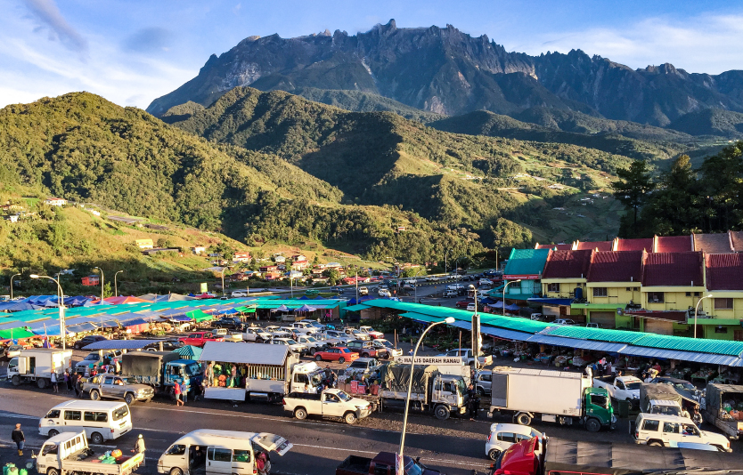 The Kundasang Market is lively and filled with local snacks, fresh produce, and handcrafted goods
