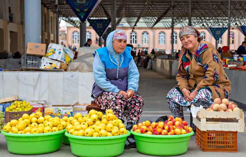 Exploring the vibrant ambiance of Samarkand’s busy marketplaces is one of the best things to do in Samarkand 