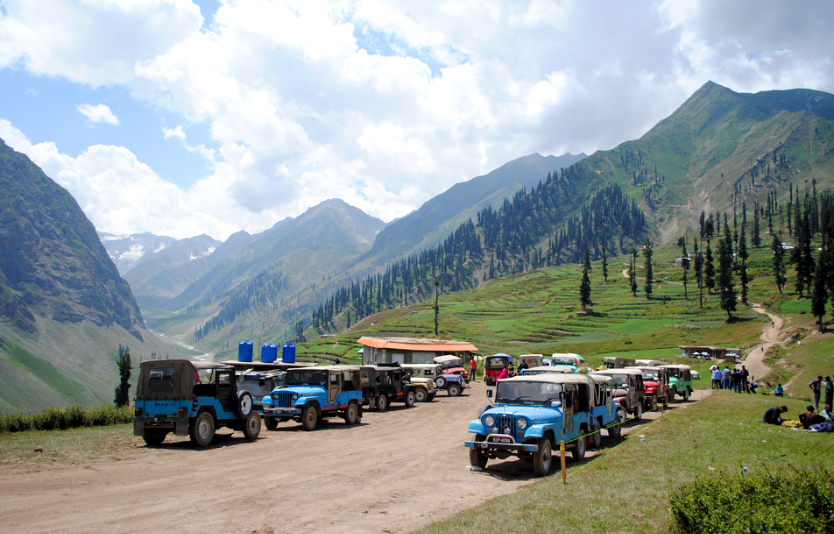 Visitors may experience an exhilarating jeep safari through the untamed landscape of Naran Kaghan Valley