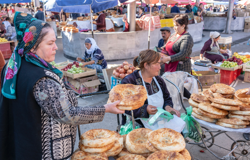 Look no farther than the bustling Siab Bazaar, which is adjacent to the Bibi-Khanym Mosque