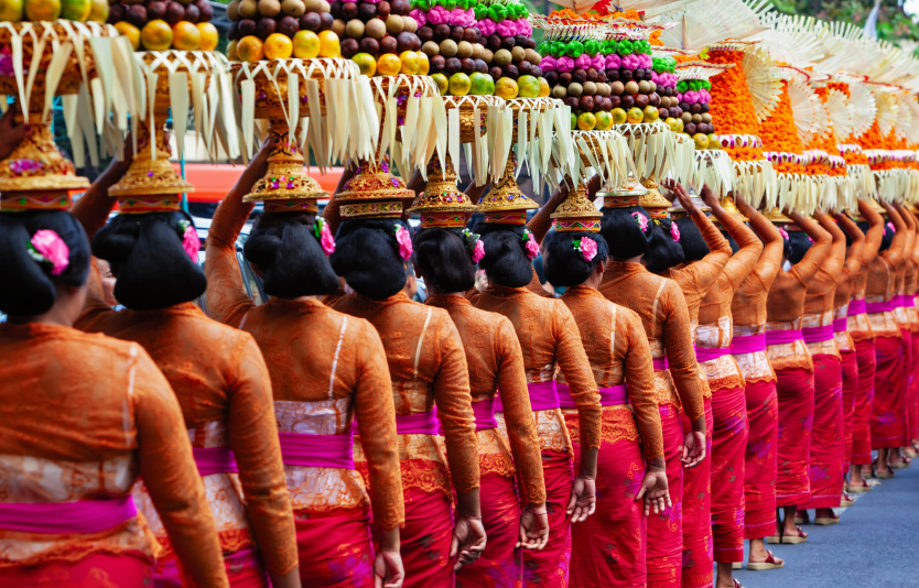 People will carry the offerings to the ancestral spirits