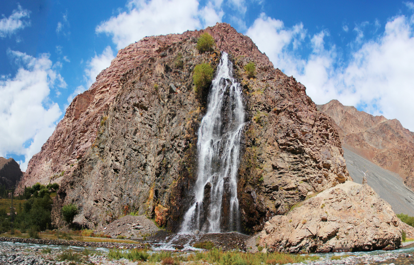 Mantokha Waterfall is a beautiful place to discover for travelers