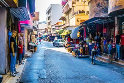 Manama Old Souq Sunrise Walk: Spice Sellers, Coffee Stalls, and Quiet Alleys