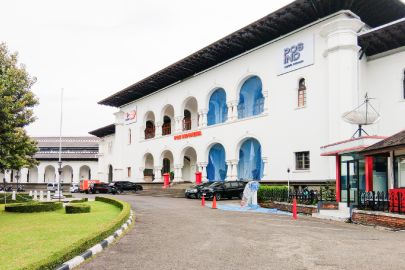 Bandung Art Deco Walking Tour: Braga Street Facades, Heritage Cafes and Colonial Architecture