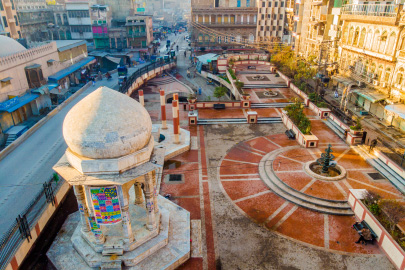 Peshawar Old City Heritage Walk: Qissa Khwani Bazaar and Sethi House