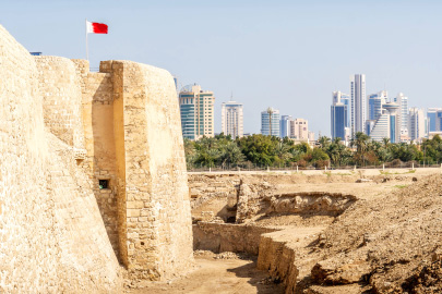 Qal&#39;at al-Bahrain for Photographers: Lines, Walls, and Shadows